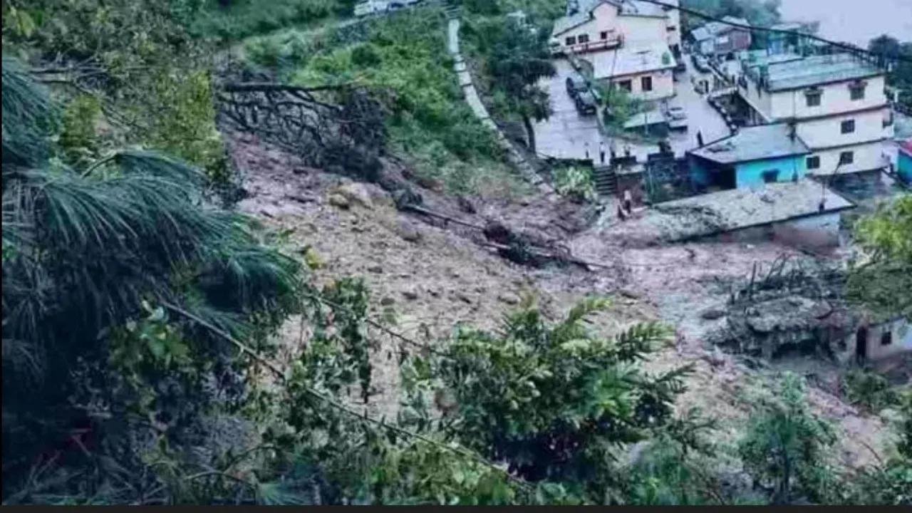 चमोली में फिर बढ़ा खतरा: Landslide in Chamoli से जंगल की संपदा हुई नष्ट 1 Danger increases again in Chamoli Landslide in Chamoli destroys forest weal 20250927 191106 0000