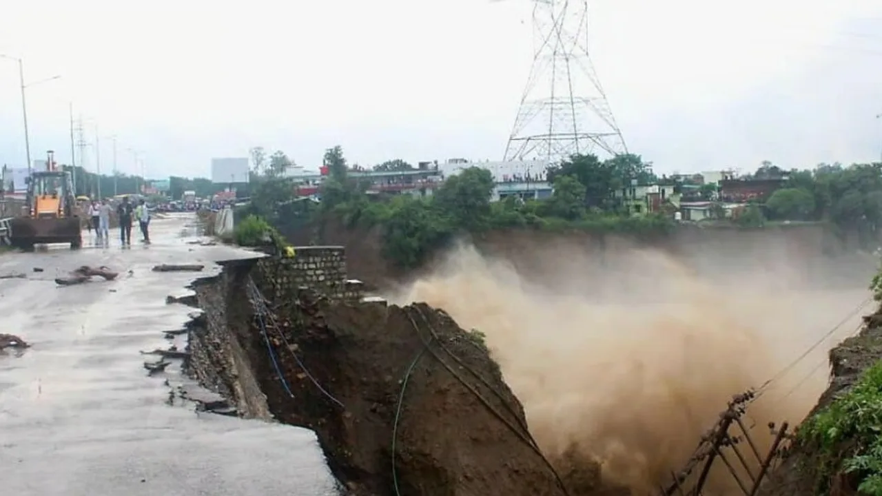 Dehradun Cloudburst wreaks havoc heavy rain disrupts normal life 20250918 101424 0000