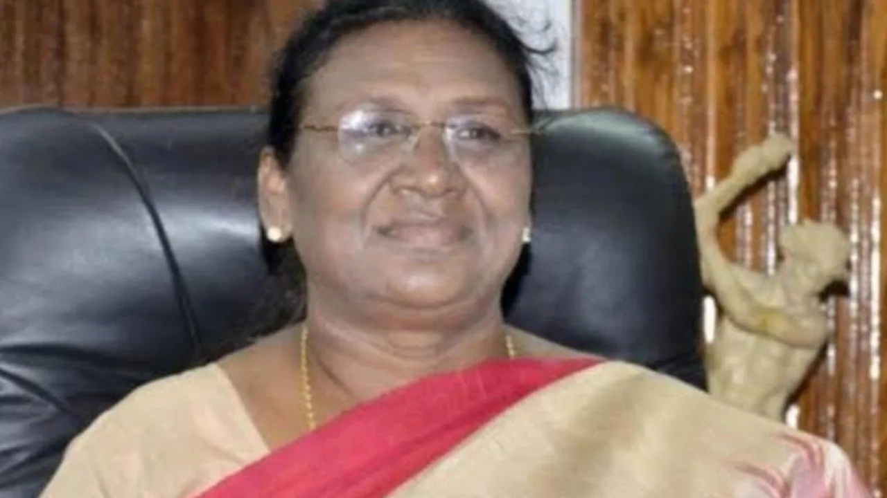 Haldwanis Principal Bhagwan Singh Samant met President Draupadi Murmu 20250906 183010 0000