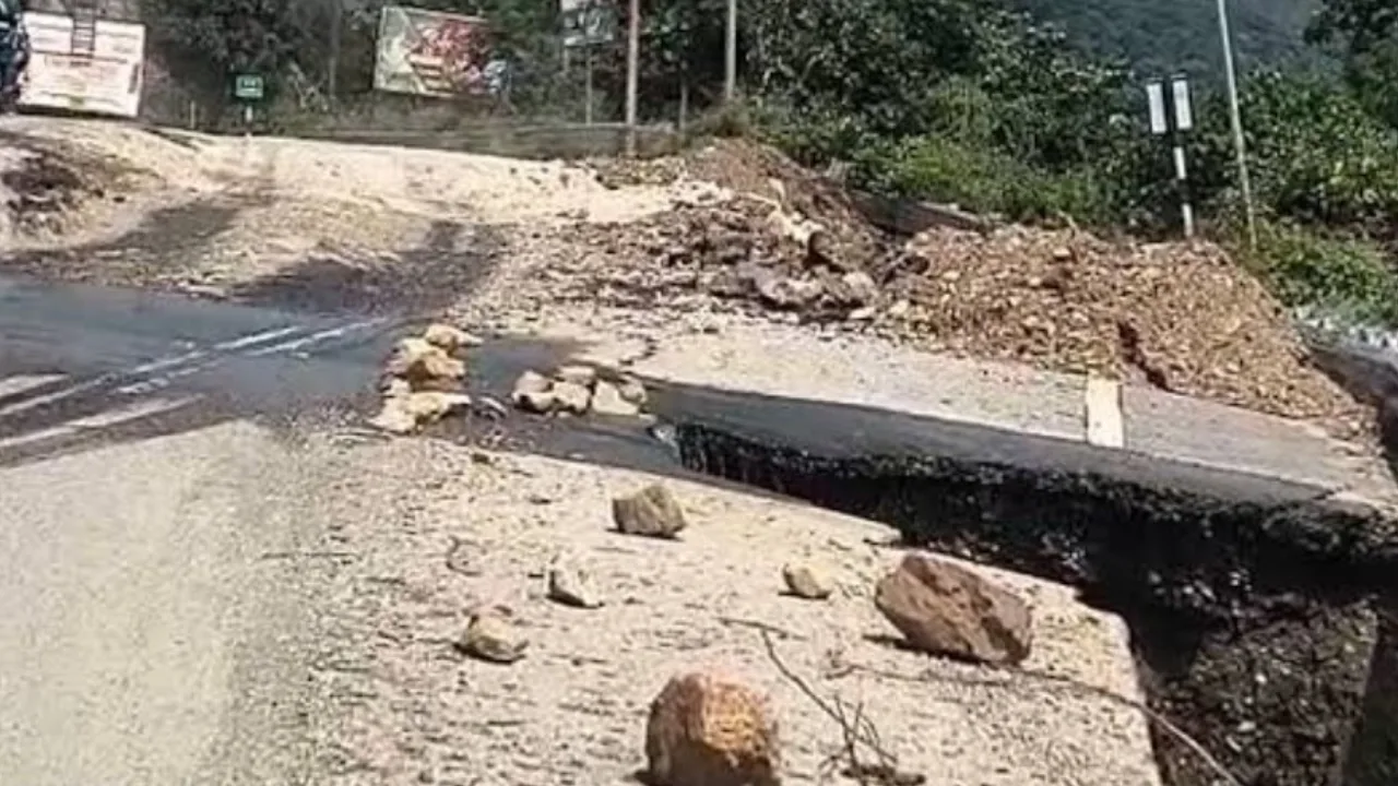 उत्तराखंड में बढ़ती भू धंसाव की समस्या: प्राकृतिक आपदाओं और मानव लापरवाही का परिणाम 1 The growing problem of landslides in Uttarakhand a result of natural disast 20250925 155453 0000