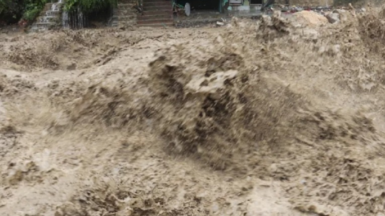 Uttrakhand Heavy Rain: देहरादून में भारी बारिश से तबाही, रिस्पना नदी के उफान ने बिगाड़ी स्थिति