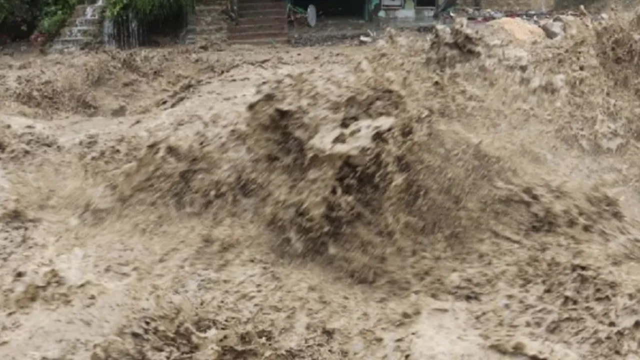 Uttrakhand Heavy Rain: देहरादून में भारी बारिश से तबाही, रिस्पना नदी के उफान ने बिगाड़ी स्थिति 1 Uttarakhand Heavy Rain Heavy rain wreaks havoc in Dehradun Rispana rivers 20250918 220326 0000