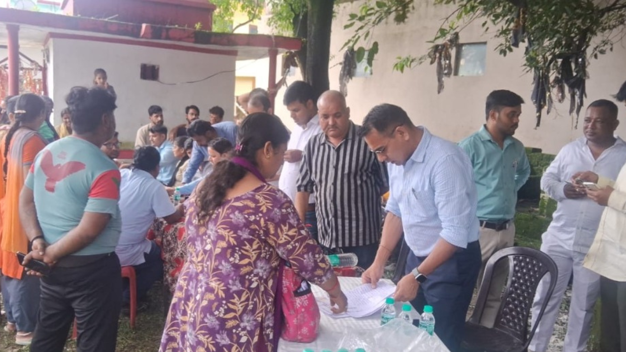Haldwani Public Service Camp में, स्ट्रीट लाइट और राशन कार्ड की समस्याएँ हुई दर्ज