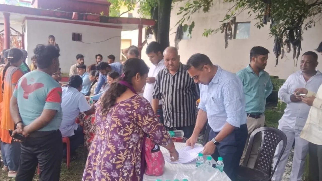 Haldwani Public Service Camp में, स्ट्रीट लाइट और राशन कार्ड की समस्याएँ हुई दर्ज 1 उत्तराखंड न्यूज 20250912 114423 0000