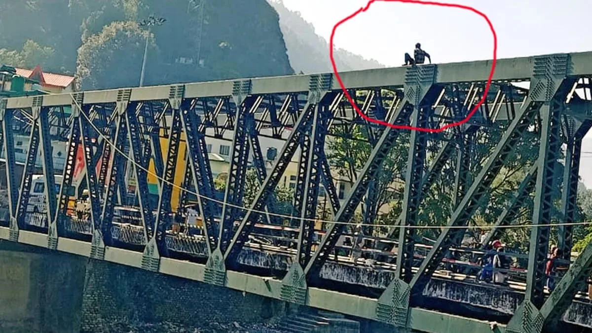 नशे के धूत में युवक का हाइवोल्टेज ड्रामा, वीडियो वायरल