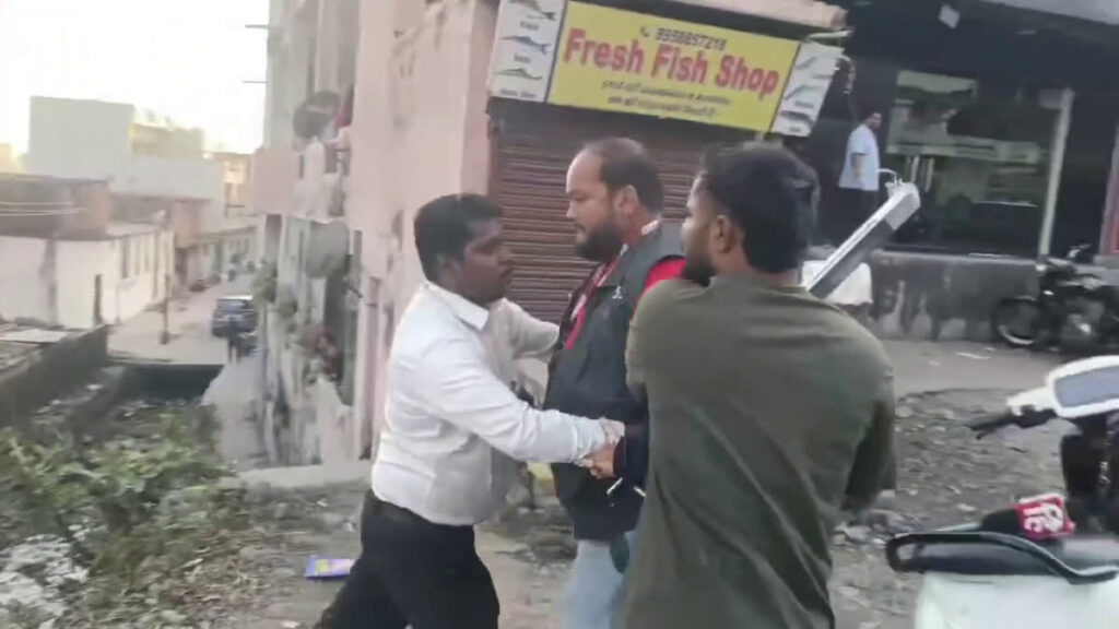 पत्रकार पर जानलेवा हमला, गंभीर रूप से घायल
